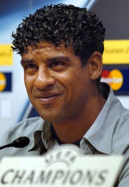 Frank Rijkaard, durante la conferencia de prensa de ayer.