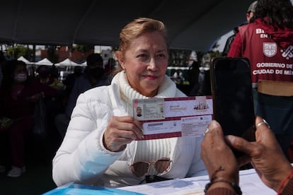 Una mujer recibe una tarjeta del Banco del Bienestar en la delegación Iztapalapa, en Ciudad de México, en enero de 2023.