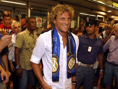 Forlán, a su llegada al aeropuerto Linate, de Milán, ya con una bufanda interista.