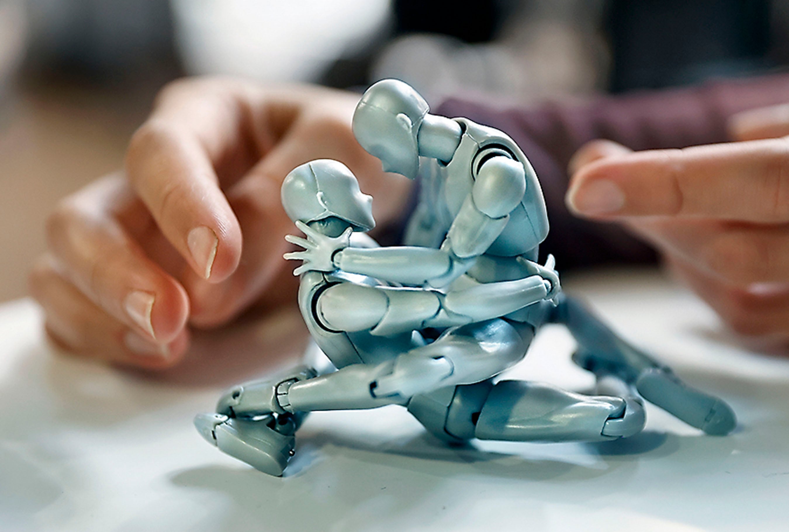 Lucía y Tábata ensayan posturas y coreografías primero con muñecos, antes de trasladarlas a la escena con los actores.