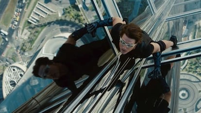 <p>Ethan Hunt (Tom Cruise) coge un teléfono. Se inicia una secuencia que le muestra un vídeo con la misión que tiene que realizar. Al terminar el vídeo, le anuncia que el mensaje se autodestruirá, cosa que finalmente pasa. Los mensajes efímeros. Es una línea típica de las películas de espías desde tiempos remotos, que encontró una nueva vía en el mismo año de MI4, cuando un chico de 21 años, <a href="http://elpais.com/elpais/2013/11/28/gente/1385656989_232895.html">Evan Spiegel</a>, creó Snapchat. Hoy es la red social de los jóvenes. Y puede que de los espías.</p>