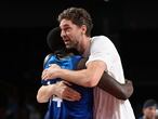 Draymond Jamal Green abraza a Paul Gasol al final del partido.