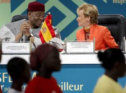 Fernández de la Vega, con el presidente de Níger, Mamadou Tandja.