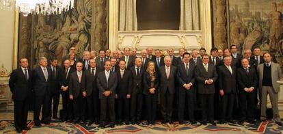 Foto de familia. Los ministros posan junto a los representantes de las principales empresas españolas y demás cargos públicos.