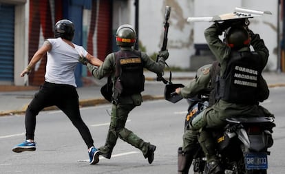 Houve confrontos com a polícia e manifestantes ficaram feridos.