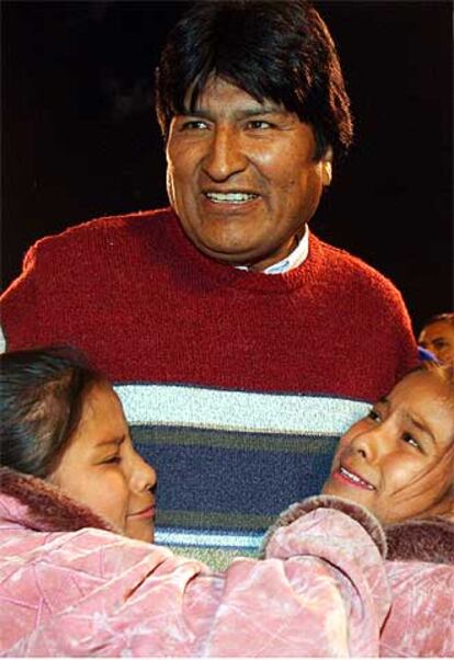 Dos niñas saludan a Evo Morales el pasado jueves en Cochabamba.