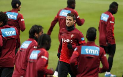 Los jugadores de Portugal, con Cristiano Ronaldo en el centro, durante el calentamiento.