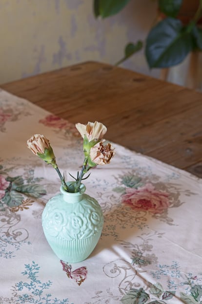 Un jarrón de María Rosenfeldt en el salón comedor.