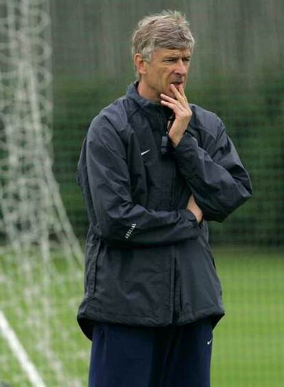 Wenger, en un entrenamiento con el Arsenal.
