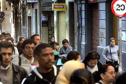 Colas en la comisaría de L&#39;Hospitalet, en la Rambla de Just Oliveras.