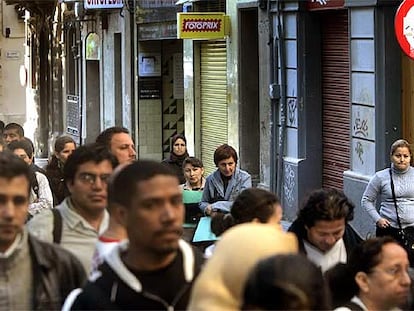 Colas en la comisaría de L'Hospitalet, en la Rambla de Just Oliveras.
