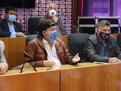 Jesus Berardinelli (a la izquierda), quien fuera el presidente de la Federación Venezolana de Fútbol, en una conferencia de prensa, en junio.