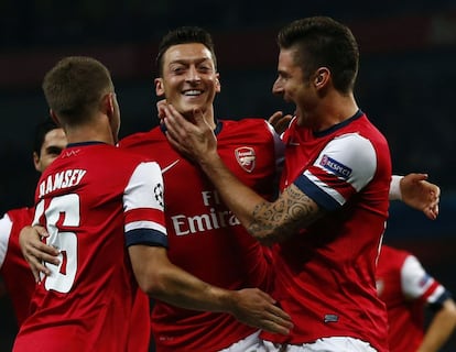 Özil celebra un gol con sus compañeros.