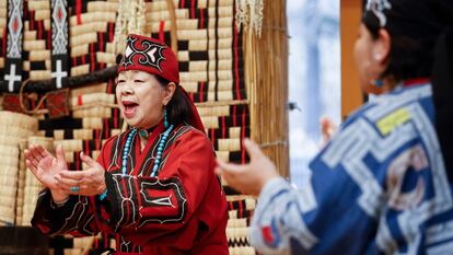 Miembros de la tribu ainu durante una exhibición en el National Ainu Museum and Park, en la ciudad de Shiraoi, en Hokkaido (Japón).