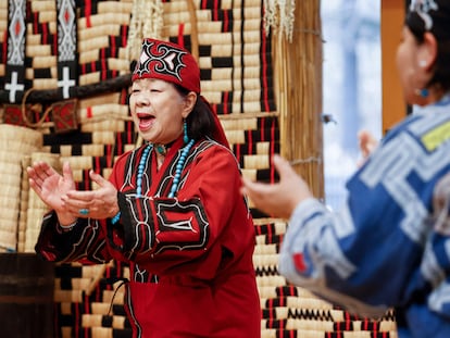 Miembros de la tribu ainu durante una exhibición en el National Ainu Museum and Park, en la ciudad de Shiraoi, en Hokkaido (Japón).