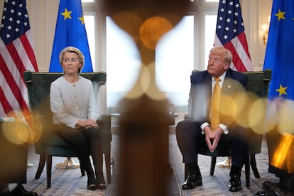 La presidenta de la Comisión Europea, Ursula von der Leyen, se reúne con el presidente de Estados Unidos, Donald Trump, en el club de golf Trump Turnberry el lunes en Turnberry, Escocia.