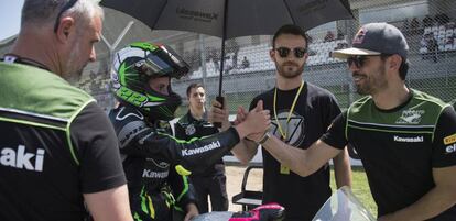 Ana Carrasco saluda al también piloto de Kawasaki Kenan Sofouglu antes de iniciar la carrera en Imola.