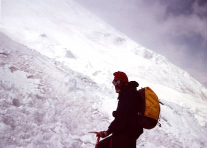 Martínez de Pisón asciende el volcán ecuatoriano Cotopaxi (1977).