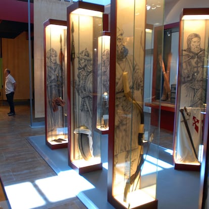 Un hombre visita una de las salas del Museo de la Batalla de las Navas de Tolosa.