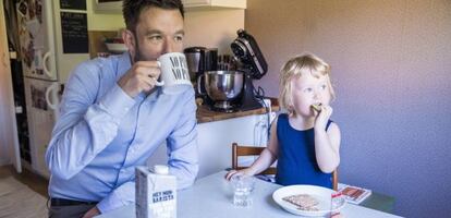 Tobias Holmqvist, treballador de la Swedish Space Corporation esmorza amb el seu fill a casa seva, a Estocolm, abans d'anar a treballar.