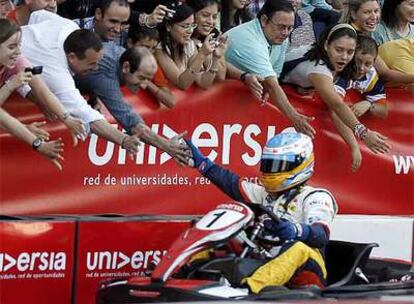 El piloto asturiano ha rodado unas vueltas en un kart durante la entrega de becas de uno de sus patrocinadores