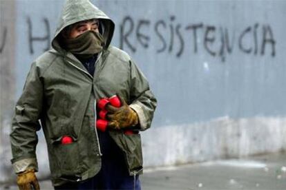 Un manifestante, durante las protestas de ayer en las calles de Gijón.