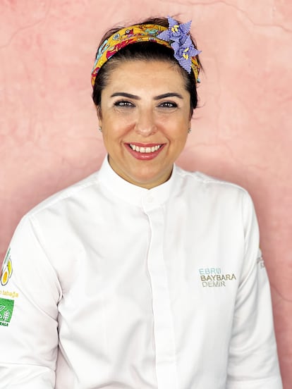 La chef turca Ebru Baybara ha ganado el Basque Culinary World Prize 2023. El jurado, presidido por el chef español Joan Roca e integrado por algunos de los cocineros más influyentes del mundo, valoró su aportación “a la integración cultural en Mardin, cerca de la frontera con Siria, apostando por el desarrollo social y la biodiversidad, implicándose durante dos décadas en iniciativas que afrontan desde la crisis migratoria en la región a la revitalización de suelos frente al cambio climático”. Además del premio principal, se entregaron menciones especiales a Nicole Pisani (Reino Unido) y a Heidi Bjerkan (Noruega).