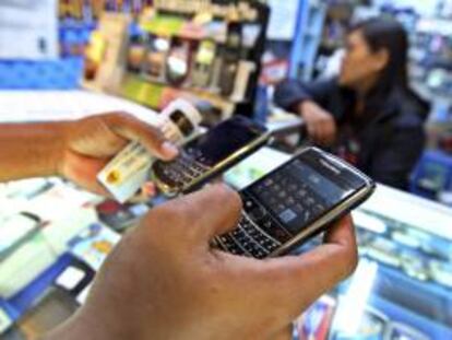 Los ingresos se redujeron un 43 % para situarse en 2.800 millones de dólares. Durante el trimestre, RIM envió a las tiendas 7,8 millones de BlackBerry y 260.000 tabletas PlayBook. EFE/Archivo