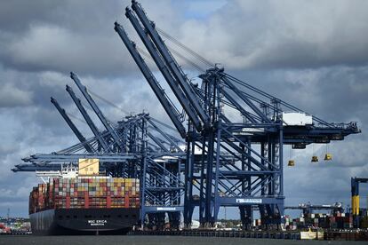 Un barco contenedor es descargado en el puerto de Felixstowe (Reino Unido).