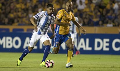 Franco Jara (i) soporta la marca de Guido Pizarro