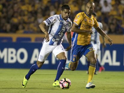 Franco Jara (i) soporta la marca de Guido Pizarro 