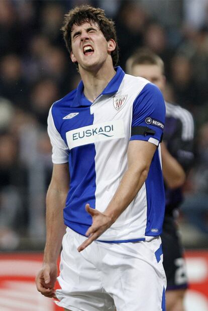 Mikel San José se lamenta durante un partido.