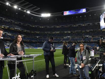 El equipo de Movistar + en una retransmión a pie de campo en el Santiago Bernabéu en la temporada 2018/2019.
