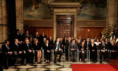 Los familiares de Juan Antonio Samaranch, junto a los Príncipes de Asturias y otras autoridades, durante el acto civil de despedida al ex presidente del COI.