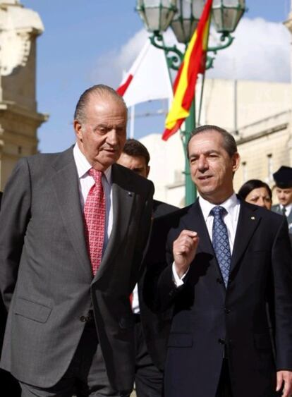 El rey Juan Carlos y el primer ministro maltés, Lawrence Gonzi, durante la visita del monarca a la isla.