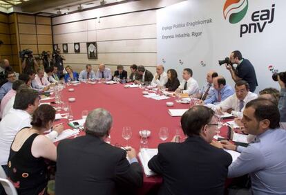 El PNV celebró una reunión extraordinaria en Bilbao para debatir medidas económicas.