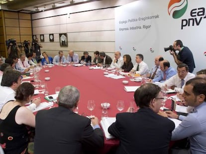 El PNV celebró una reunión extraordinaria en Bilbao para debatir medidas económicas.