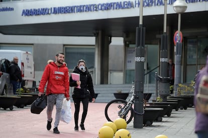 Dos personas a la salida del hospital Universitario de Álava-Txagorritxu, en Vitoria.