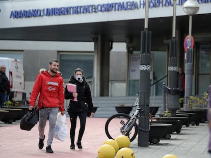 Dos personas a la salida del hospital Universitario de Álava-Txagorritxu, en Vitoria.