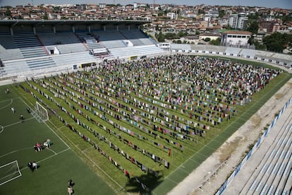 La localización de la exposición no es casual, según explicó la artista Alketa Xhafa-Mripa, ya que un estadio de fútbol es parte de la cultura masculina. El estadio de Pristina es el de mayor aforo del país con una capacidad para acoger a 16.200 personas.