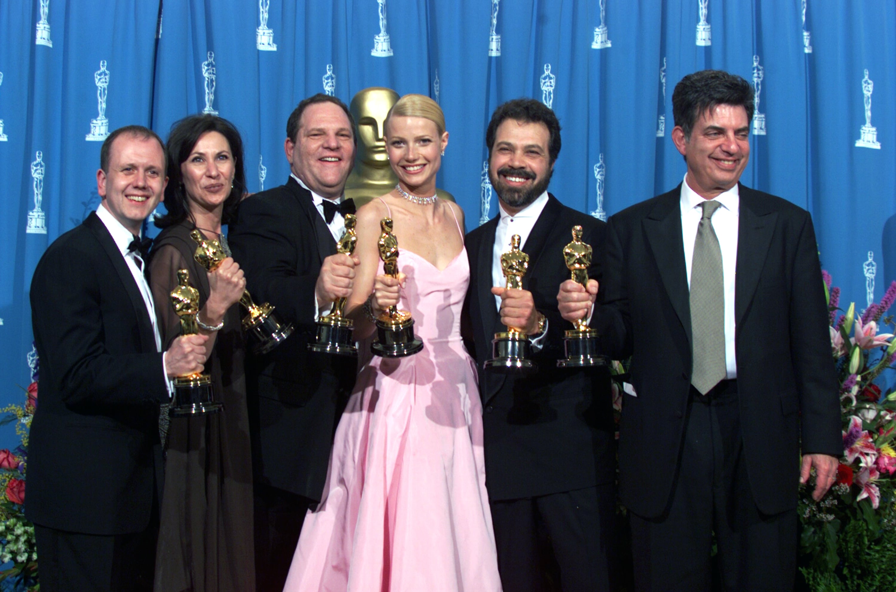 El equipo de 'Shakespeare enamorado', entre ellos Gwyneth Paltrow y Harvey Weinstein, celebran sus Oscar en 1999.