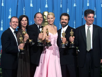 Desde la izquierda, David Parfit, Donna Gigliotti, Harvey Weinstein, Gwyneth Paltrow, Edward Zwick y Marc Norman posaban con sus Oscar por'Shakespeare in Love', el 21 de marzo de1999 en Hollywood, California.