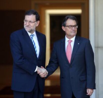 Mariano Rajoy y Artur Mas se saludan en la puerta de La Moncloa.