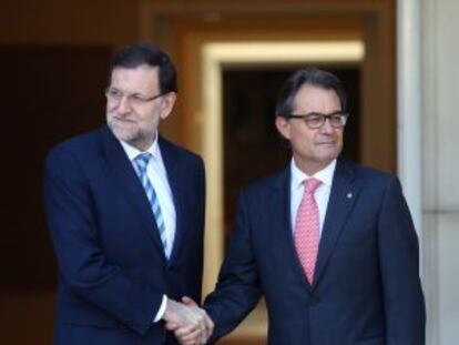 Mariano Rajoy y Artur Mas se saludan en la puerta de La Moncloa.