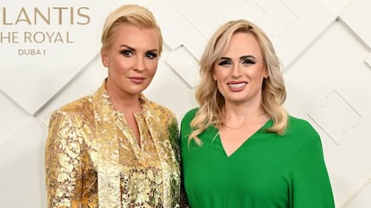 Ramona Agruma y Rebel Wilson asisten a la inauguración de un hotel de lujo en Dubái el 21 de enero de 2023.