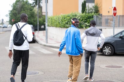 Un grupo de jóvenes migrantes camina por las calles de Villaquilambre.