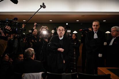 El cardenal Philippe Barbarin llega a la corte de Lyon para asistir a su juicio.