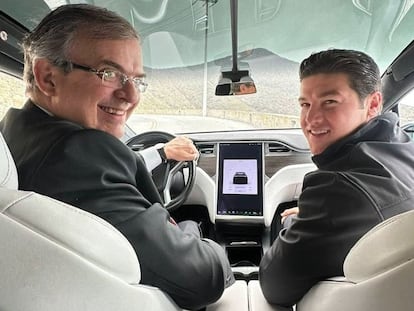 Marcelo Ebrard y Samuel García abordo de un Tesla en Santa Catarina (Nuevo León), en marzo de este año.