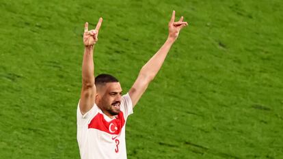 El futbolista turco Merih Demiral celebra su segundo gol ante Austria realizando un saludo ultranacionalista.