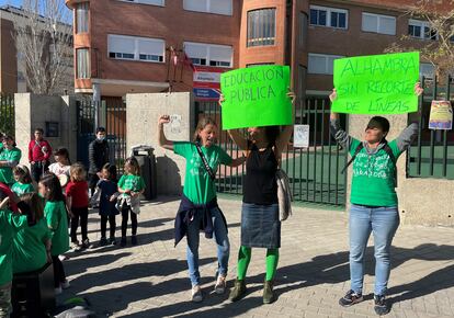 Concentración contra el cierre de las aulas en el CEIP Alhambra, en Fuencarral-El Pardo, Madrid.